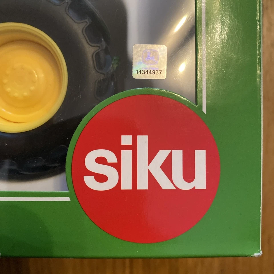 Siku 3282 John Deere 6210R Tractor Toy 1:32 Scale Brand New - Image 4 of 4