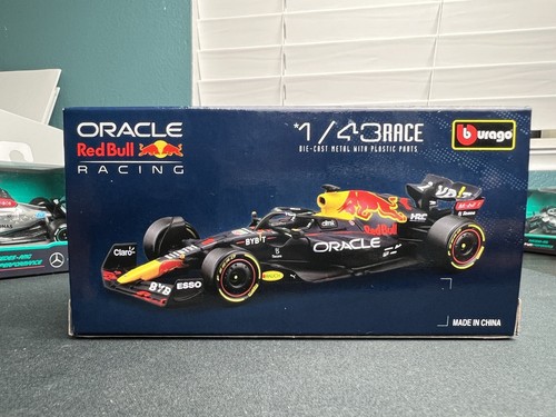 1:43 Burago Oracle Red Bull RB18 - Max Verstappen #1 & Sergio Perez F1 pressofuso M - Foto 6 di 9
