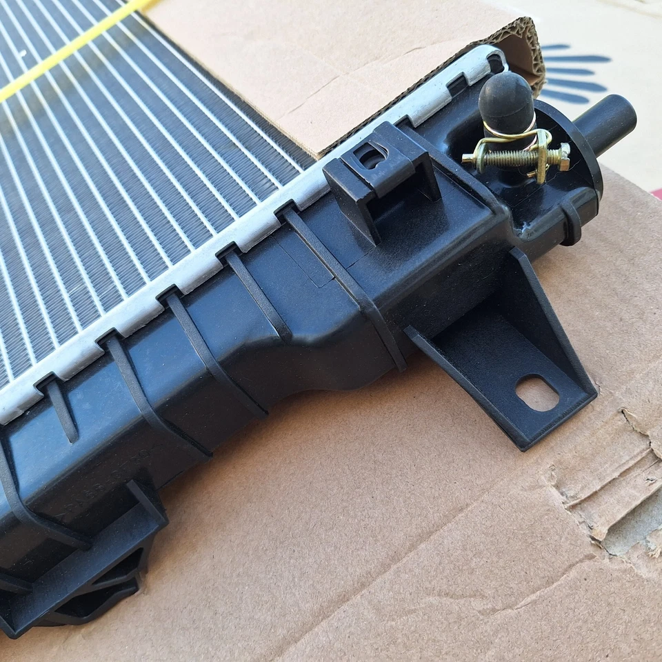 Radiator For 1998-2005 Lincoln Town Car Ford Crown Victoria 4.6L NOS Sunbelt - Изображение 2 из 4