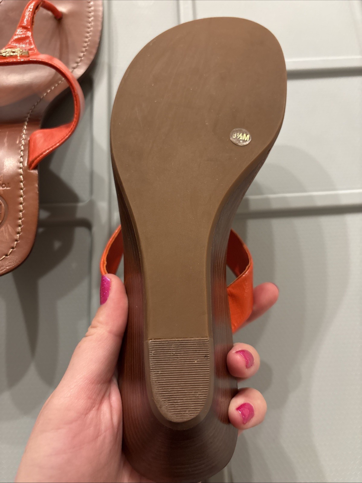 Tory Burch Cameron Patent Leather Bright Orange Sandals Size 7.5M Gold Logo thumbnail 4