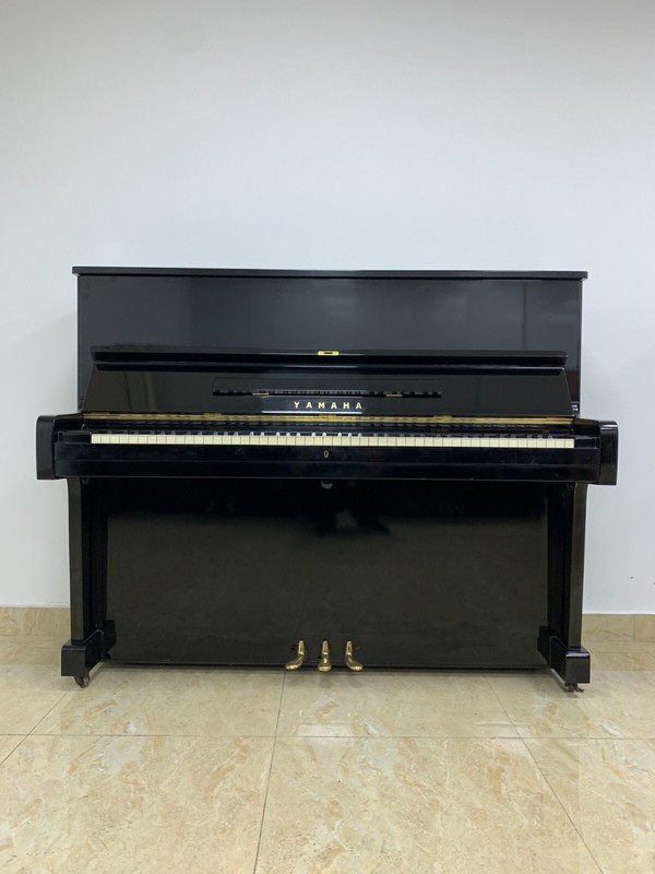Yamaha U1 Upright Piano – Ideal for Musicians!