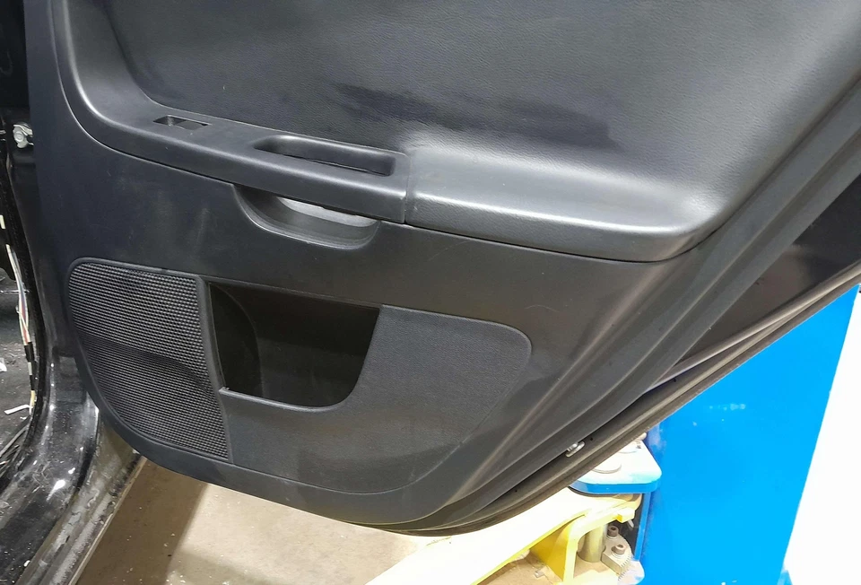 10-17 三菱 Lancer 后门装饰面板右乘客侧黑色原始设备制造商 — 第 3/3 张图片