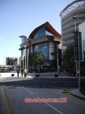 FOTO CINEWORLD CARDIFF UND PARKHAUS. DIESER BEREICH WURDE SO ERLÖST