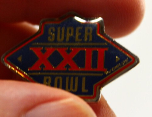 Super Bowl XXXII (32) Pin NFL Lapel Denver Broncos (1 3/16" length) - Picture 4 of 5