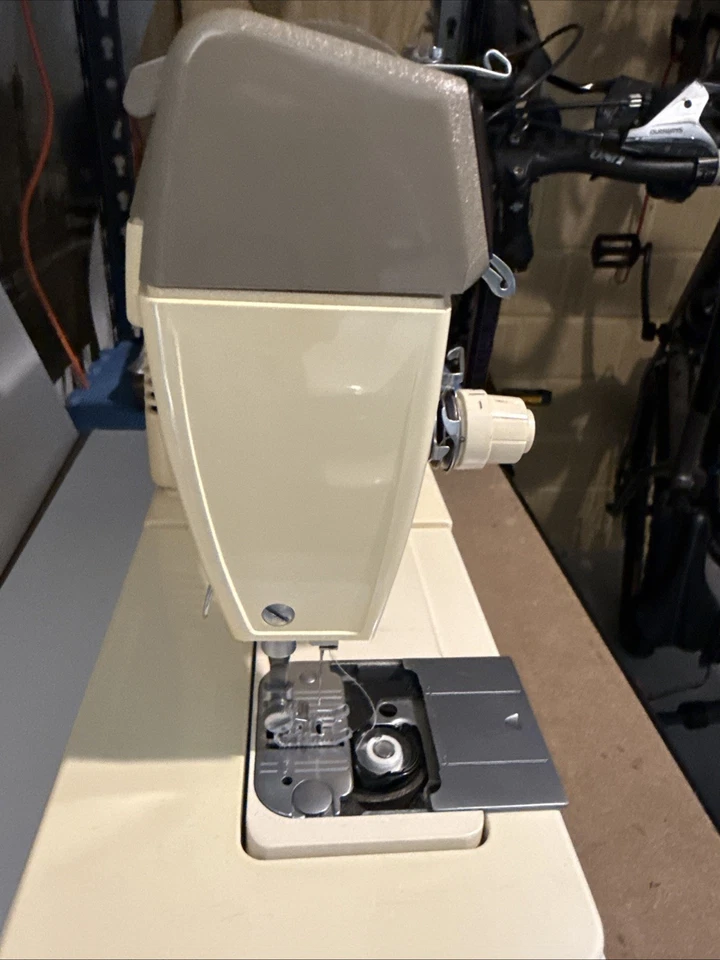 Vintage Singer 7110 Sewing Machine, mint condition - No Pedal !!! - image 4 of 4