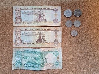 8 x ARABISCHE EMIRATES / 2x 5 DIRHAM 1x 10 DIRHAM / 5 Münzen