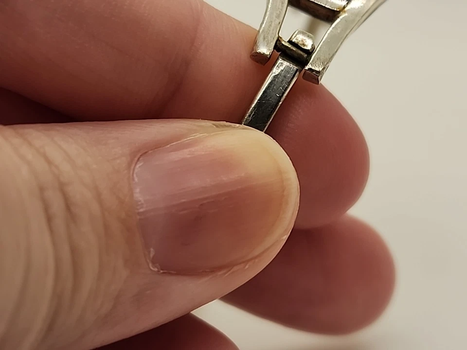 Brazalete con bisagras esmalte púrpura con incrustaciones de abulón en plata mexicana de alpaca Foto 2 de 4