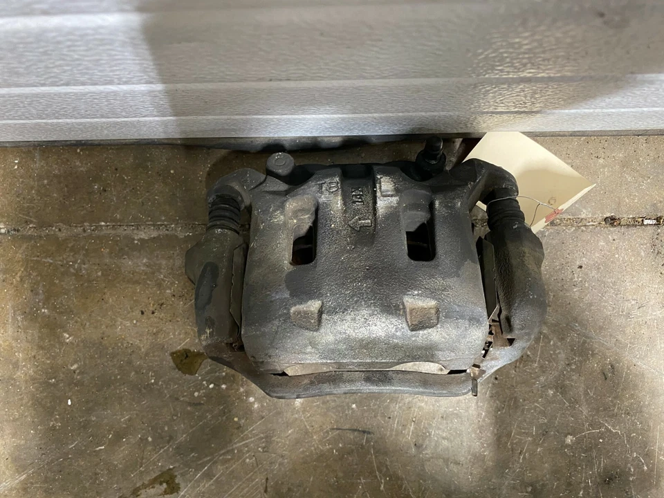 Оригинальный передний левый тормозной суппорт для седана Infiniti G37 2011 2012 2013 годов выпуска 9993 - Изображение 3 из 4