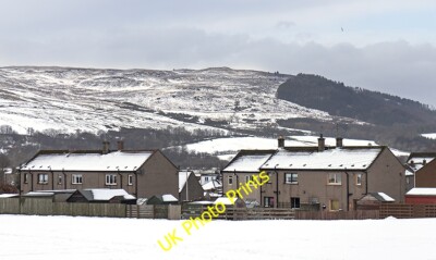 Foto 6x4 Gehäuse, Kelty schneebedeckte Felder und Häuser in Kelty, angesehen c2015