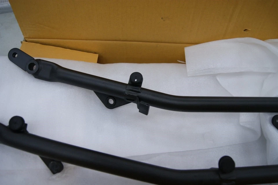 Suportes de montagem direita e esquerda 2015-2016 NOS KAWASAKI VULCAN S-650 EN650, B-4486 - Imagem 2 de 4