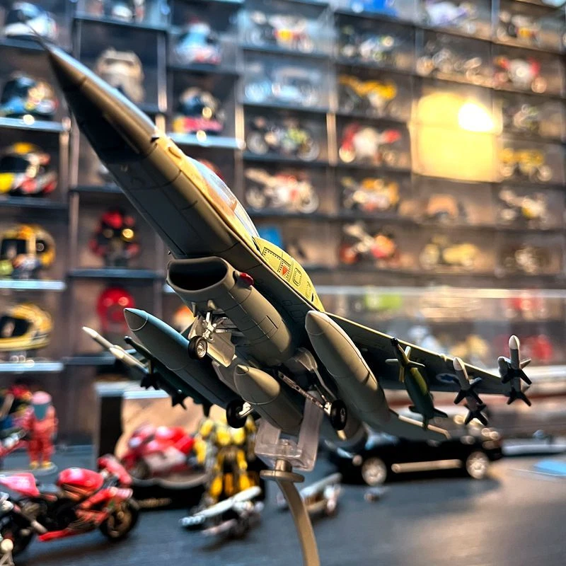 1: 72 US F-16I Storm Two seat Multi mission Fighter Metal Model with Weapon Whee - Image 3 of 4