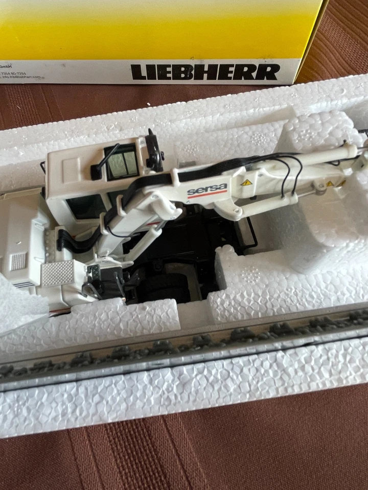 A900 C ZW Excavator Liebherr NZG 903/02 Scale 1:50 - Image 4 of 4