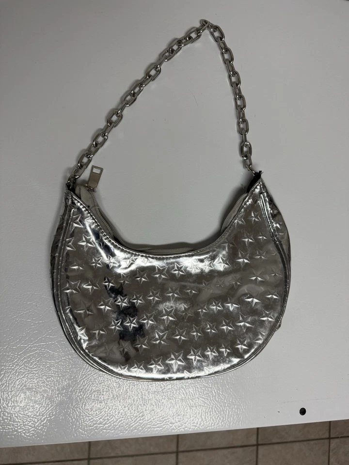 Б/у серебряная полиуретановая сумочка 10x5 с акцентом на цепочку ремень застежка-молния отличное состояние - Изображение 2 из 4