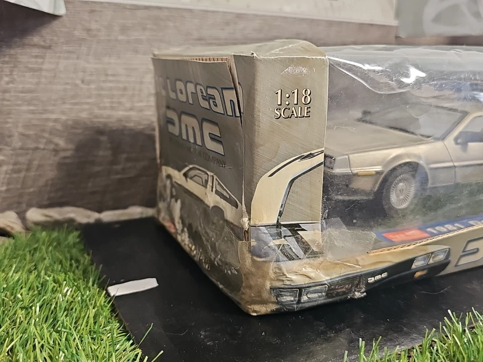 Sun Star 1982 DMC De Lorean Lk 1:18 Scale Diecast Car BAAAAAD BOX - Image 3 of 4