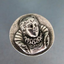 Dekorative Pillen Dose mit Renaissance Frauenkopf im Relief Hanau Silber 800