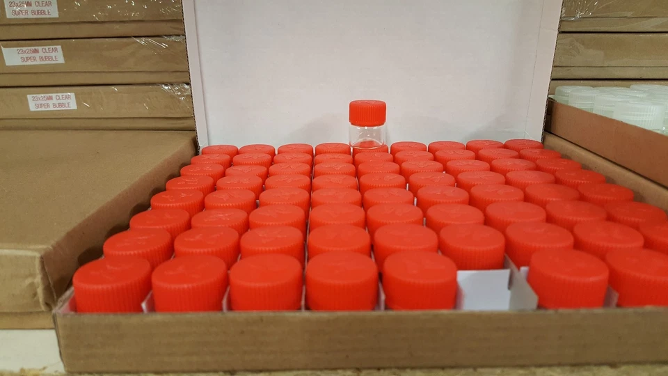 24X Pequeños Pequeños VIAJES Almacenamiento Botella Transparente Vidrio Mini Frascos 1" Frascos 23x25 ROJO Foto 2 de 4