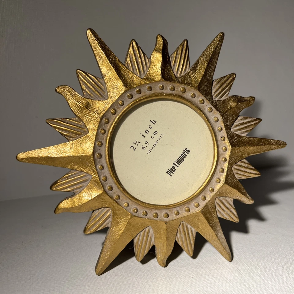 Marco de fotos Pier 1 Imports dorado Sunburst resina 2,75” (6,9 cm) pequeño vintage Foto 2 de 4