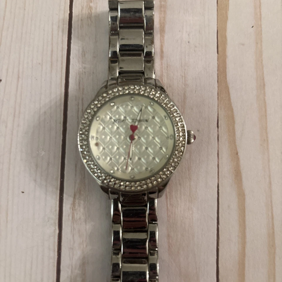Reloj BETSEY JOHNSON Corazón Acolchado Estrás Acero Inoxidable Tono Plateado Foto 2 de 4