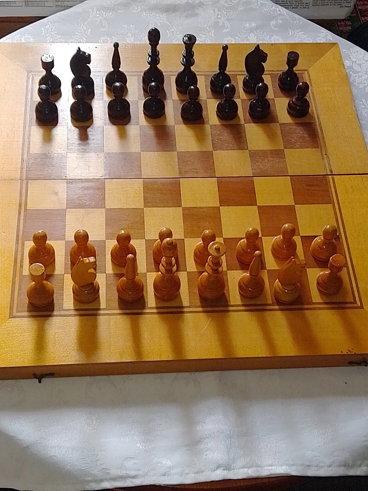 VINTAGE  GAME-WOODEN BOX Large  Masive  CHESS With a FULL SET 32 Wooden  PIECES - Image 3 of 4