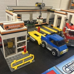 LEGO #7642 Garage &ndash; Complete w Instructions & Minifigs 2009 Retired & Rare!
