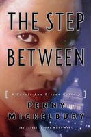 The Step Between | Penny Mickelbury | Taschenbuch | Kartoniert / Broschiert