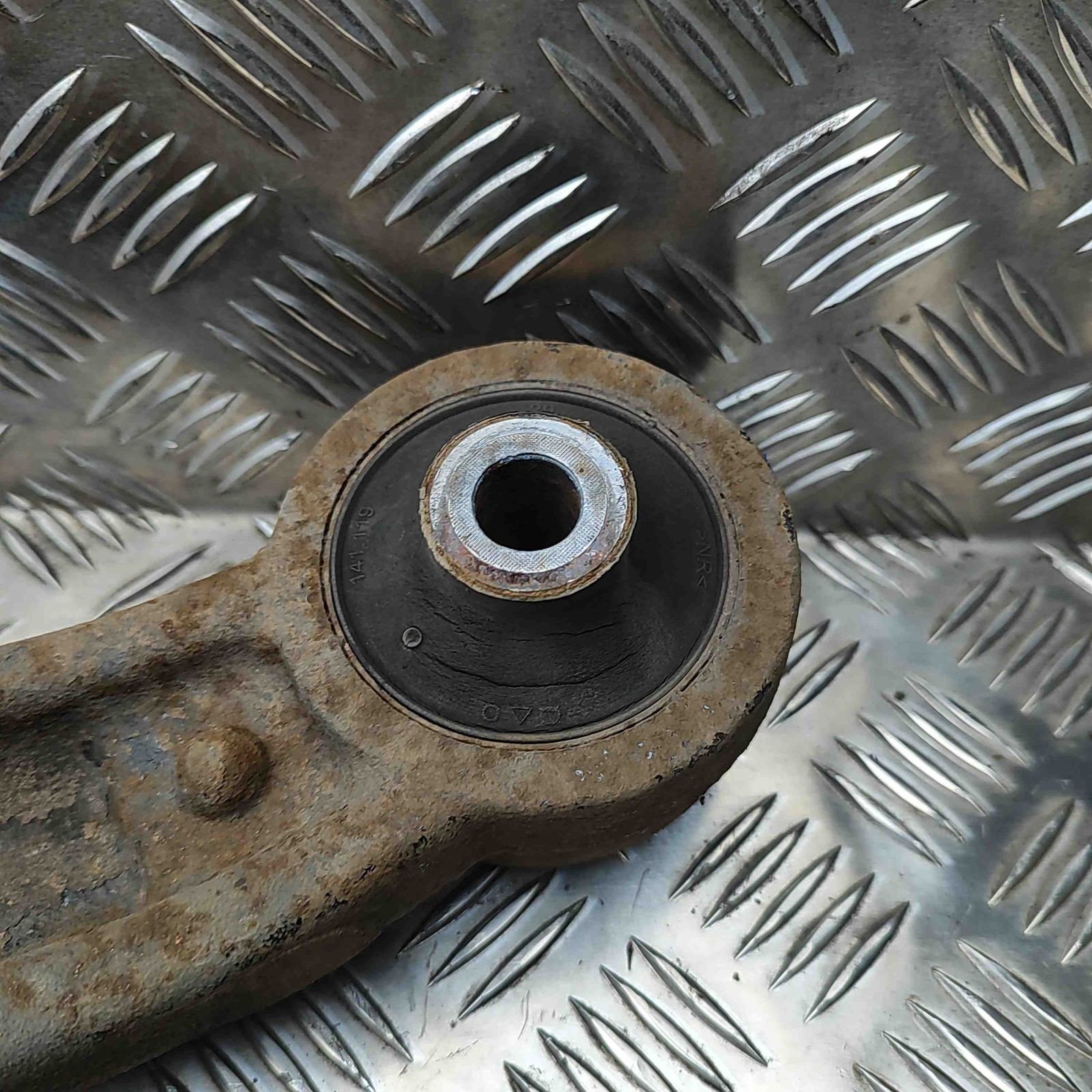 Opel Movano B Furgon wishbone front right lower 93197215 2.3 diesel 32695292