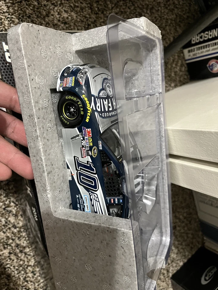 2016 Danica Patrick 10 Aspen Dental Tooth Fairy 1/24 Lionel Nascar Diecast 1/733 - Image 4 of 4