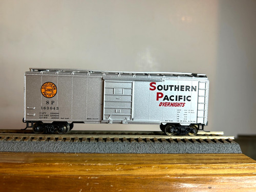 MDC #????  S.P. Coche de caja "Ocernights" "Plata" 40' AAR #163043 con Kadees 1:87 | Zustand: New