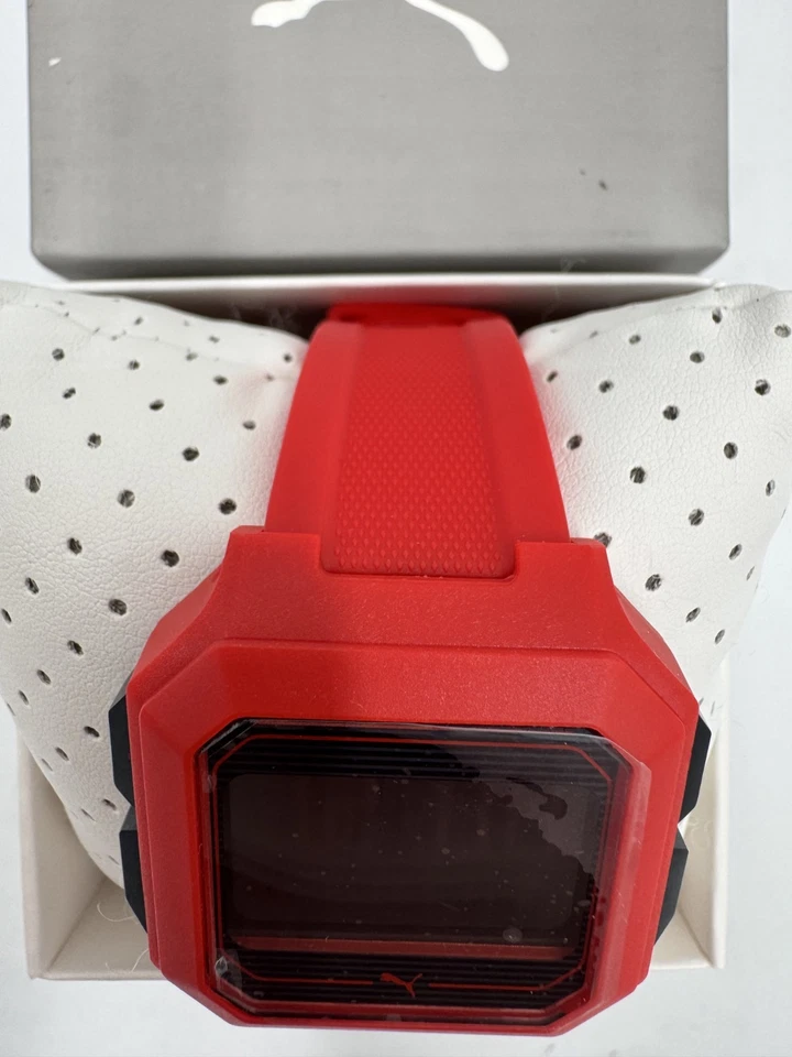 Reloj deportivo PUMA Remix para hombre, LCD digital negro, correa de poliuretano roja, fecha del día Foto 4 de 4