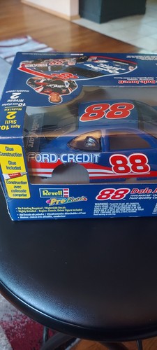 Dale Jarrett 1999 Nascar Champion #88 Revell 1:24 Scale Model Kit NEW SEALED - Picture 2 of 12