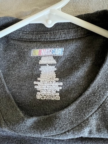 Martin Truex Jr T-Shirt Furniture Row Racing - Bild 5 von 5