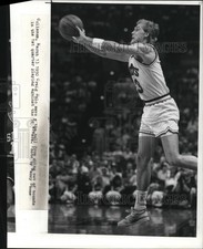 1990 Press Photo Craig Ehlo Cleveland Cavaliers Saves out of Bounds Ball