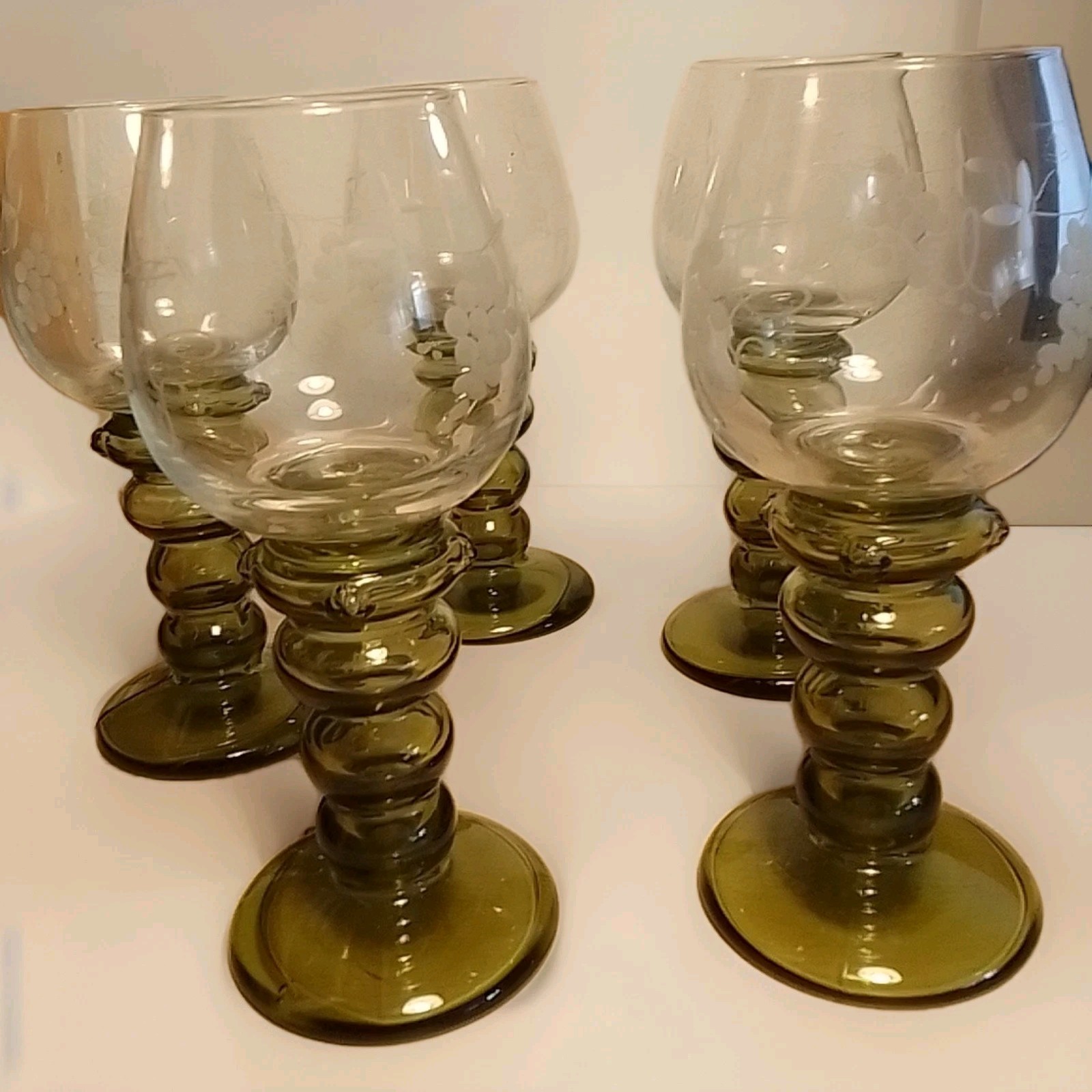 5 Römer/ Wein- Gläser Beerennoppen, ca 19 cm , 0,25 l , Grüner Fuß , dekor