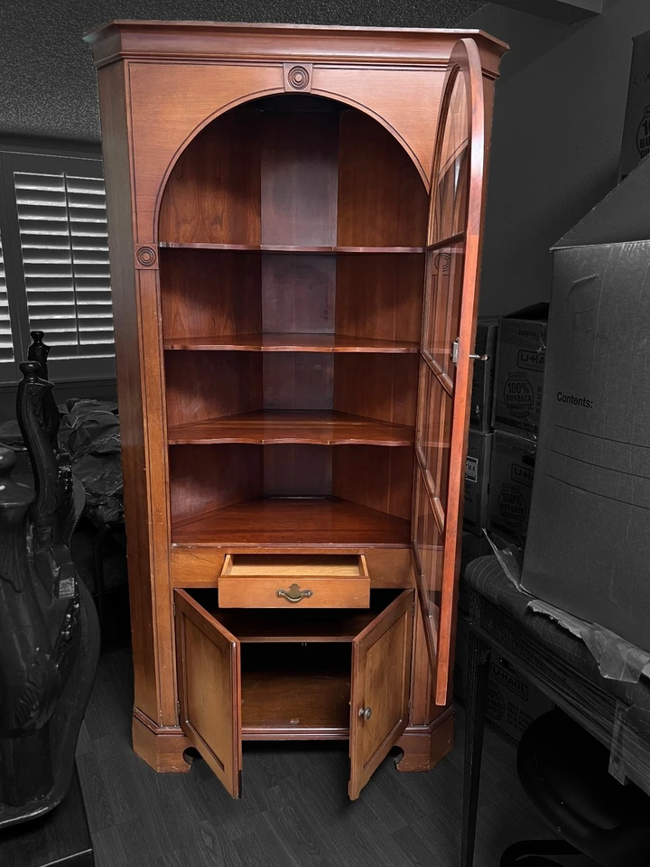 Угловой шкаф Statton в стиле чиппендейл из вишни - Изображение 2 из 4