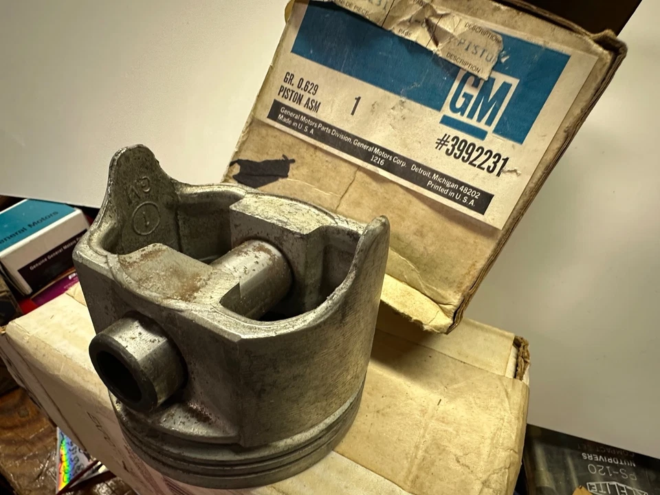 Nuevo de Lote Antiguo Chevrolet Monza y Vega 1971-77 4 cilindros motor pistón GM 3992221 .010 más Foto 2 de 3