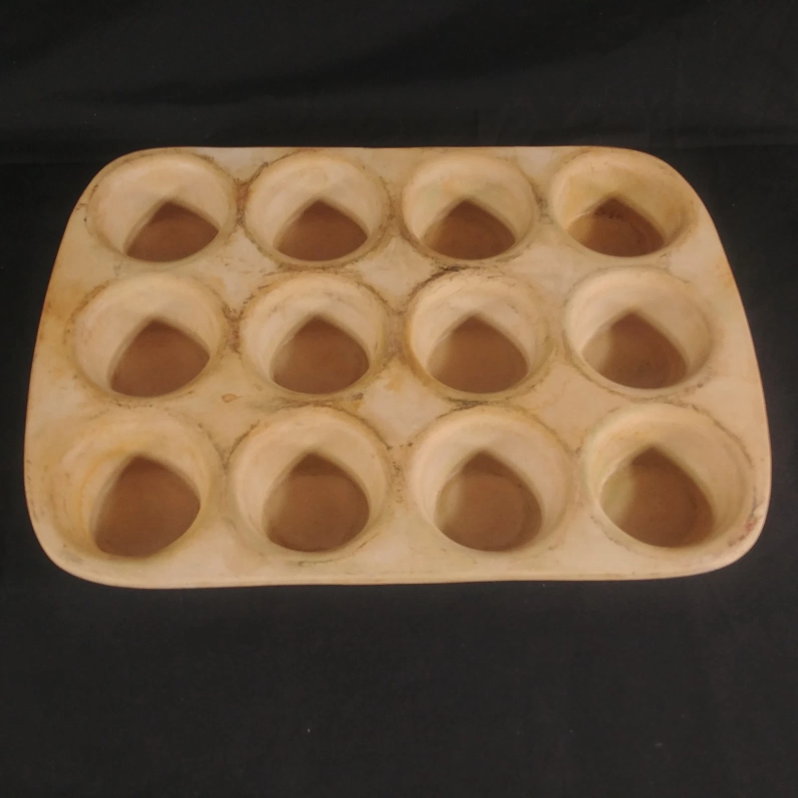 Pampered Chef Stoneware Muffin Pan 12 Cupcakes Family Heritage Baking Stone