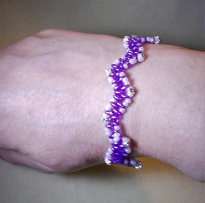 Damenarmband zig-zak Violett * Handarbeit * Glänzend * Geschenk * Blickfang *NEU