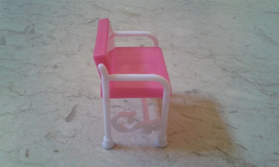 Sedia in plastica + scarpe casa bambole scala 1/6 - Immagine 2 di 4