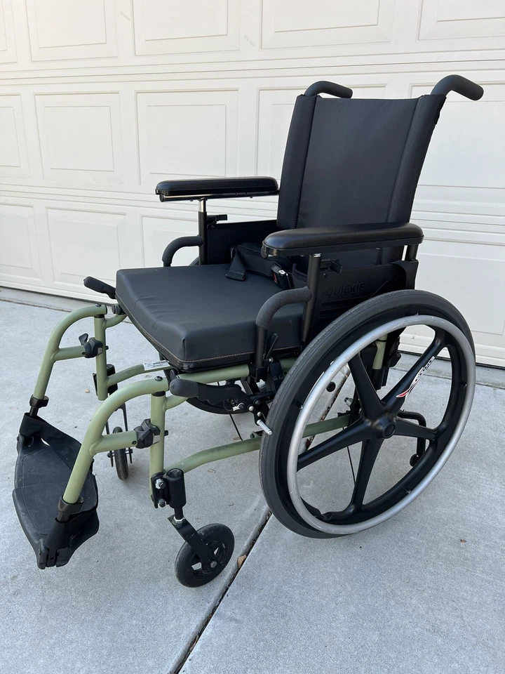 SILLA DE RUEDAS ULTRALIGERA QUICKIE QX Talla TL 15”X 18” Verde Oliva con Reposapiés Foto 3 de 4