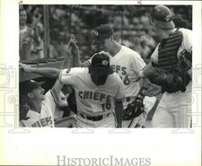 1991 Press Photo Syracuse Chiefs baseball player Tom Quinlan and teammates