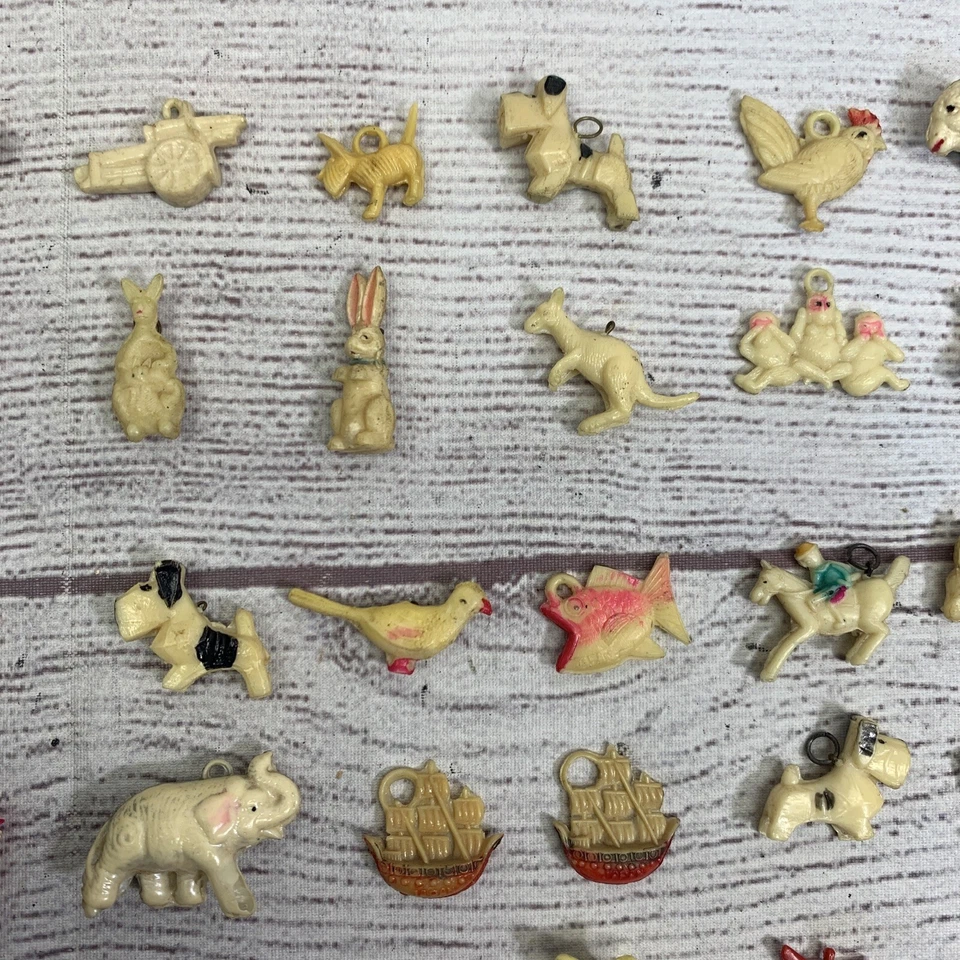 Colgante 100 Dijes de Plástico Celuloide Raro Gumball Cracker Jack Años 40 Años 50 Años 60 Foto 3 de 4