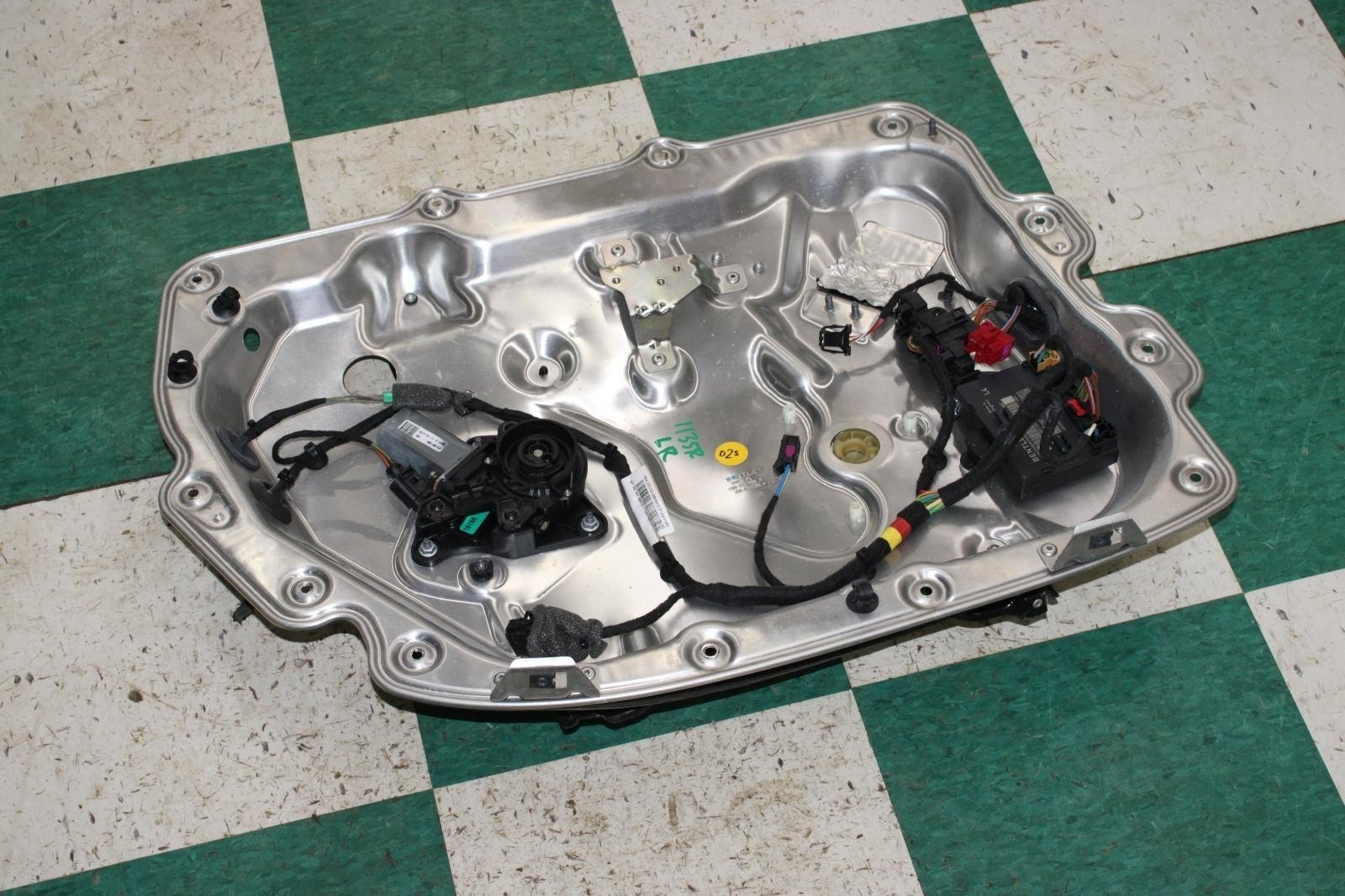 ⚠️-MOTOR⚠️ 13-18 Flying Spur Rear Driver Side Left LH Power Window Regulator OEM