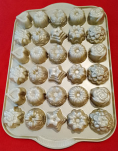  Nordic Ware Bundt Tea Cakes and Candies Pan made in U.S.A