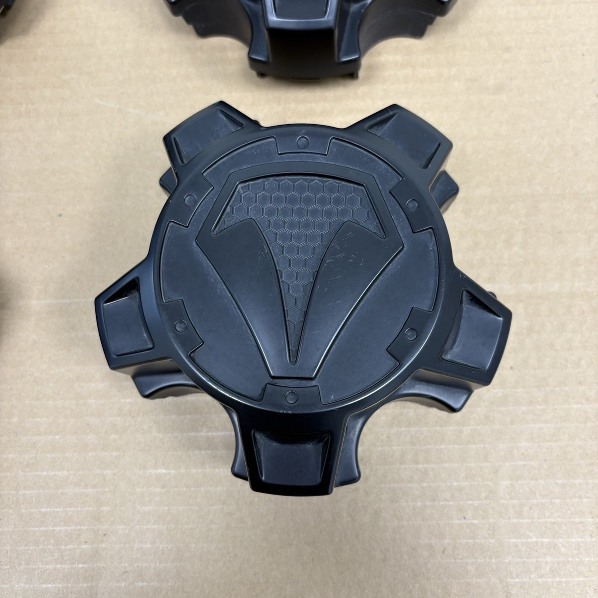 SINGLE CENTER CAP TOYOTA TUNDRA TSS 2018-2021 GENUINE OEM BLACK 89