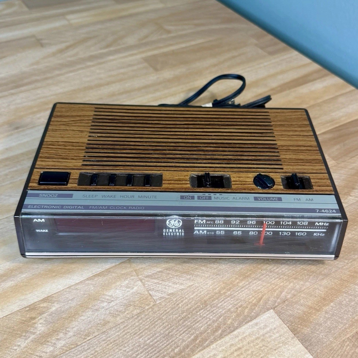 VTG General Electric GE Alarm Clock AM/FM Radio 7-4624B Wood