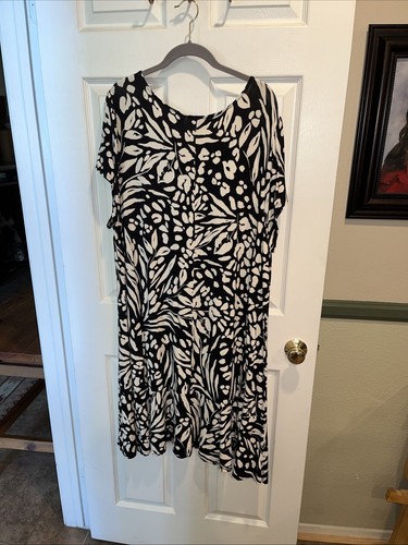 Nicole Miller Shift-dress / 3X / rayon and spandex / Black & White / Wavy Hem - Picture 6 of 8