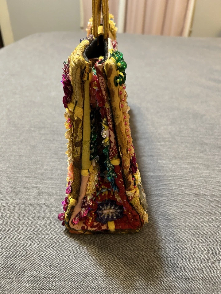 Bolso de mano Laura Lee Designs con cuentas lentejuelas diseño floral asas de serpiente Foto 3 de 4