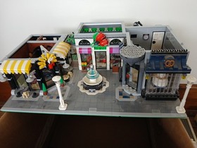 Lego Creator Expert 10255 Assembly Square 100% Complete Retired Ex. Condition