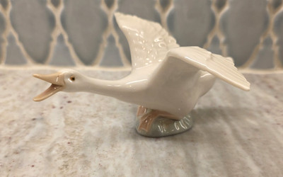 Lladro Duck or Goose Taking Flight Figurine 6-5/8'' W Made in Spain by Fernandez