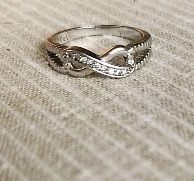 1/20 CT. T.W. Anillo de cuerda infinita de diamantes en plata de ley Foto 3 de 4